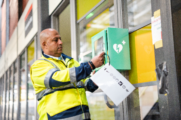 Beveiliger in logistieke omgeving