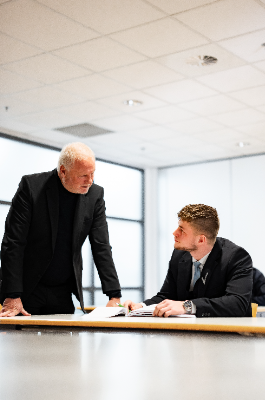 Beveiliger in opleiding in leslokaal met docent NRS