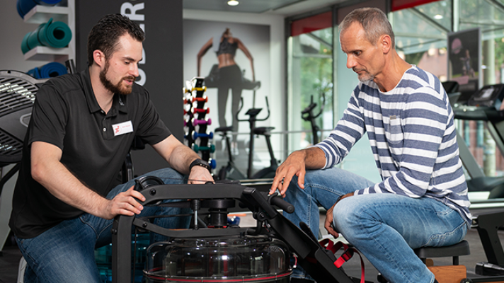 Een verkoopmedewerker in gesprek met de klant