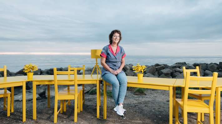 Gerda (verzorgende IG) op het strand op Urk.