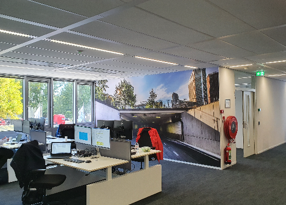 Ons kantoor van binnen, lekker ruime werkplekken
