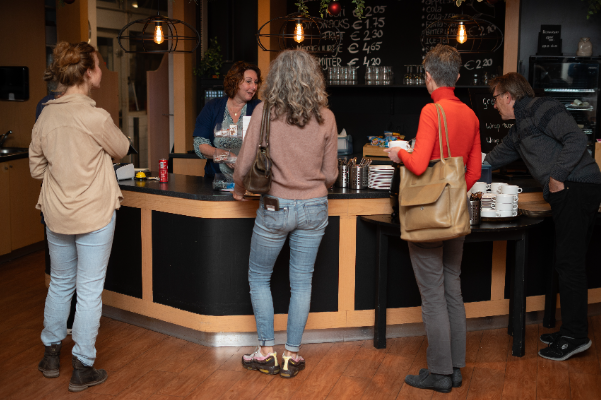 Medewerkers tijdens de lunchpauze in het restaurant