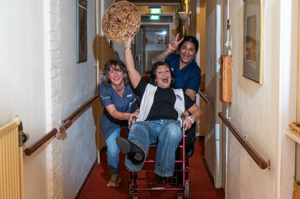 Medewerkers die plezier hebben met elkaar