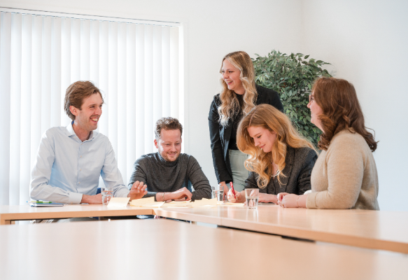 Een aantal management trainees die bij verschillende bedrijven werkzaam zijn