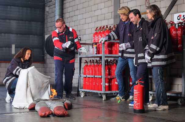 Een man die een training geeft aan een groep mensen. BHV. 